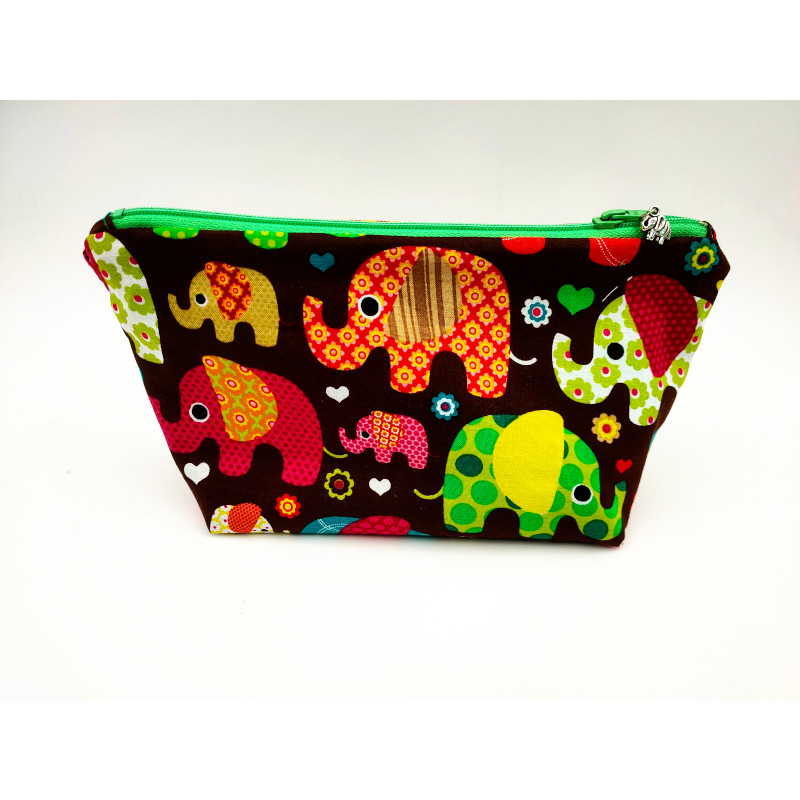 Pochette en tissu à motifs éléphants colorés sur fonds marron