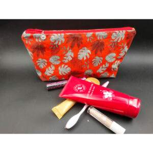 Trousse de toilette enduite rouge fleurs grises