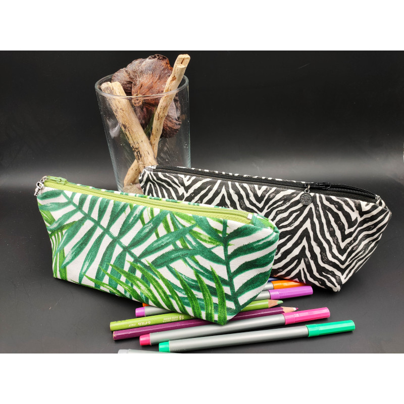 Trousse blanche feuilles vertes et noire blanche zèbre en tissu enduit imperméable Trousse blanche feuilles vertes et noire blanche zèbre en tissu enduit imperméable
