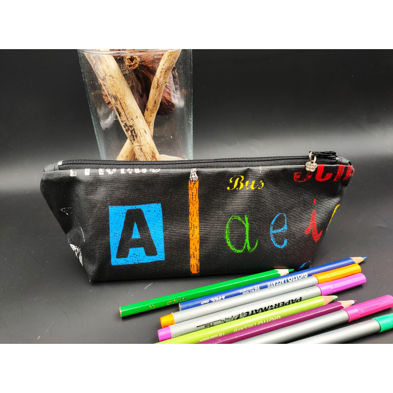Trousse noire motifs lettres en tissu enduit imperméable Trousse noire motifs lettres en tissu enduit imperméable