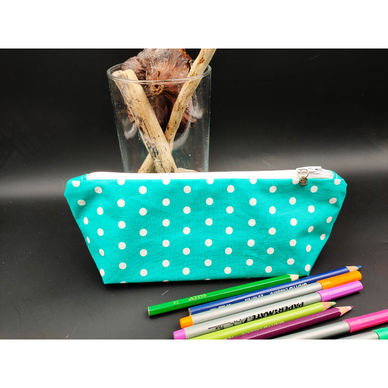 Trousse vert clair pois blanc en tissu enduit imperméable Trousse vert clair pois blanc en tissu enduit imperméable