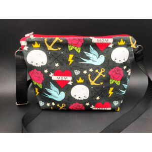 Sac bandoulière noir gris avec des motifs colorés et variés : oiseau, fleur, ancre marine, coeur avec inscription MOM. Bandoulière noire réglable