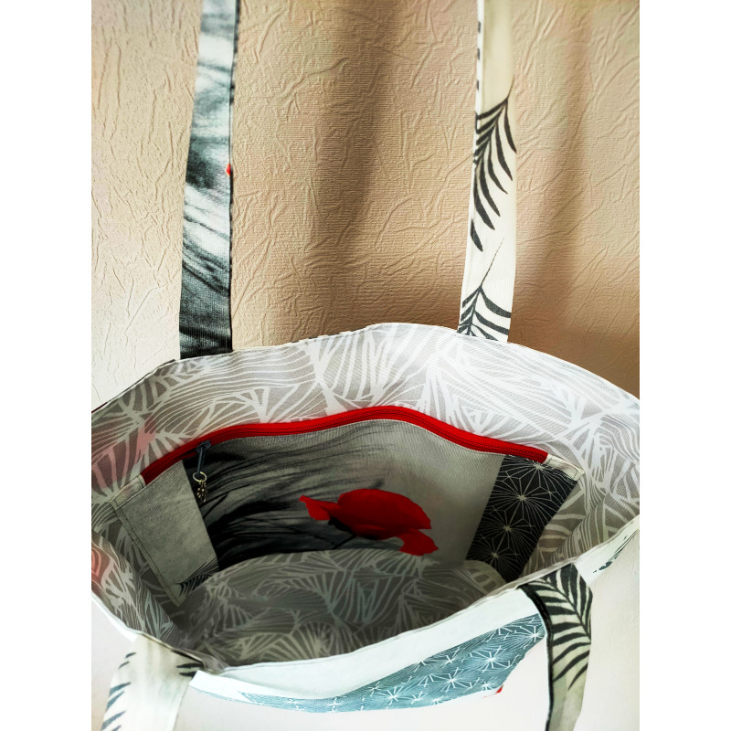 Grand tote bag coquelicot en tissu enduit imperméable avec une poche zippée, intérieur