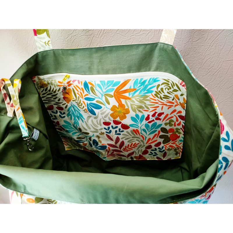 Sac de plage blanc à motifs feuilles fleurs colorés, grand format. En tissu enduit imperméable et réversible. Intérieur