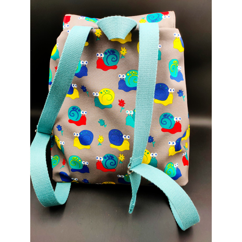 Sac a dos enfant gris escargot dos Sac a dos enfant gris escargot imperméable avec une poche zippée à l'intérieur, des anses réglables. Photo de l'arrière