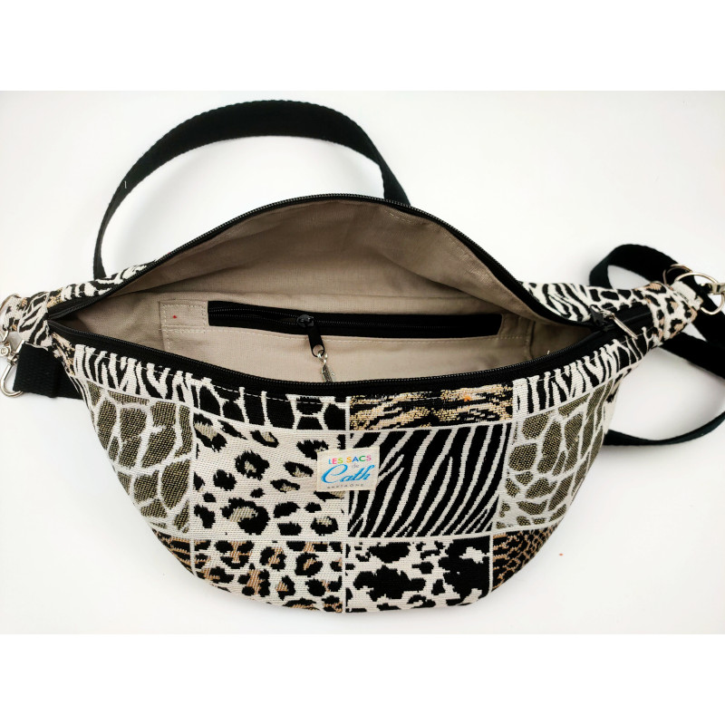 Sac banane tissu léopard avec poche intérieure zippée et bandoulière réglable. Photo de l'intérieur
