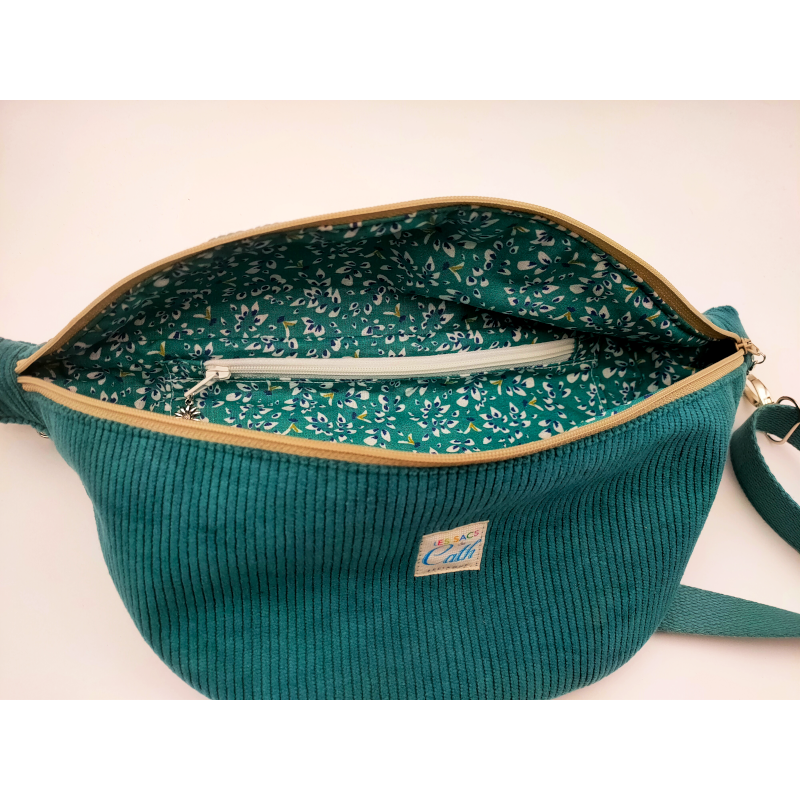 Sac banane velours turquoise médium intérieur. une poche intérieure zippée. Bandoulière régléble en sangle coton.