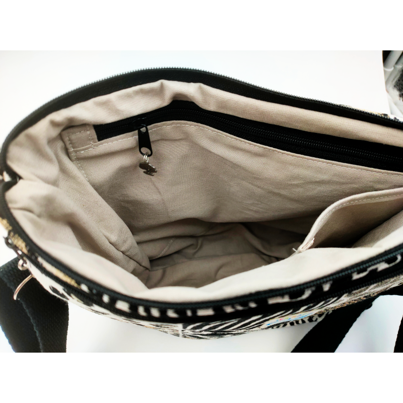 Sac bandoulière léopard en tissu. Poche zippée extérieure et intérieure. Bandoulière réglable. Photo de l'intérieur.