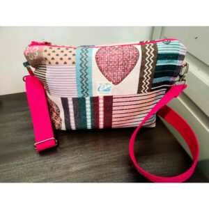 Sac bandoulière colorée coeur avec poches intérieures et bandoulière réglable